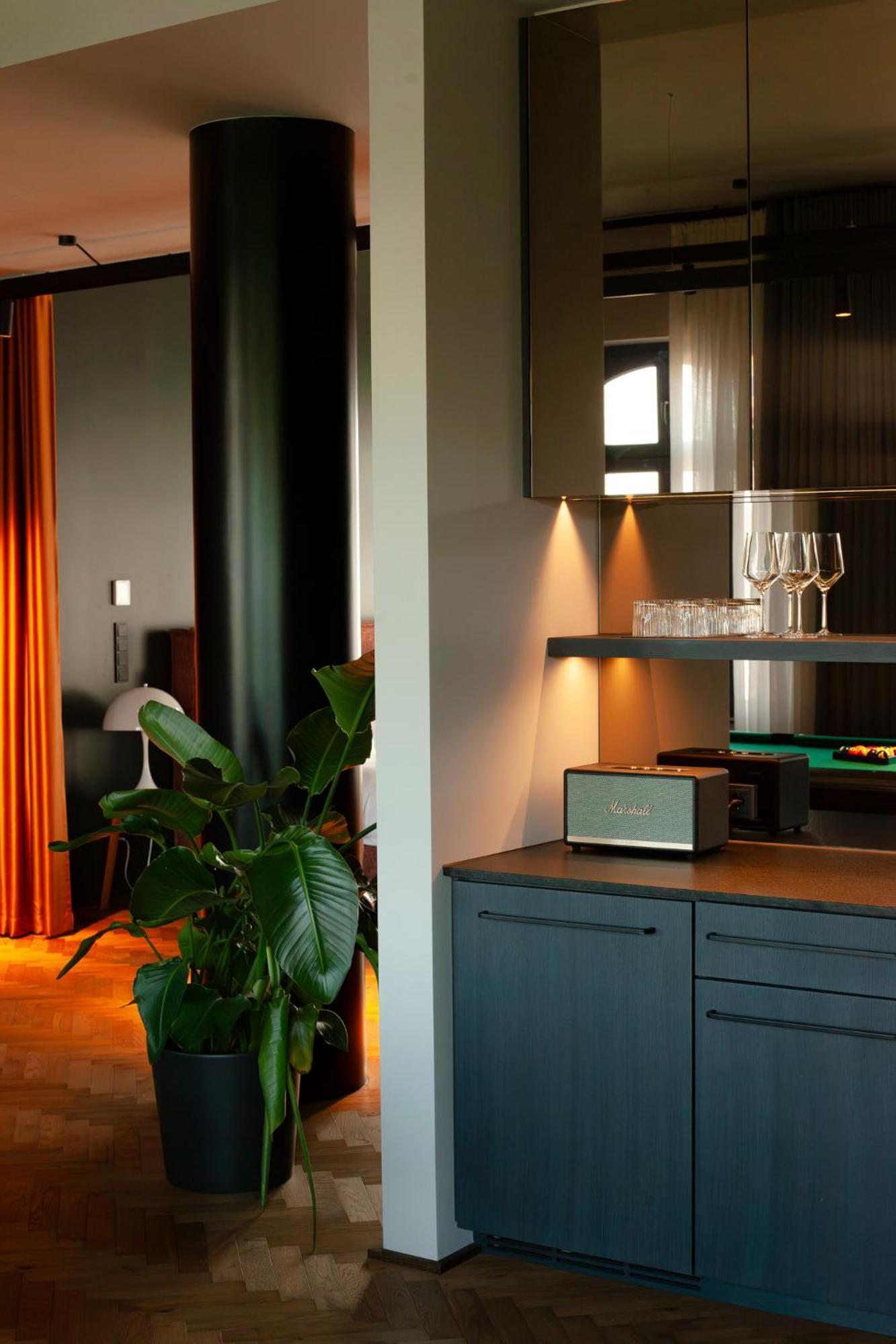 Sly Hotel